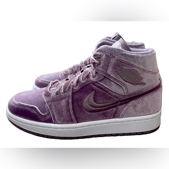 Jordan Shoes - Women’s Air Jordan 1 Mid SE Purple Smoke Fumee Violette, size 7.5
